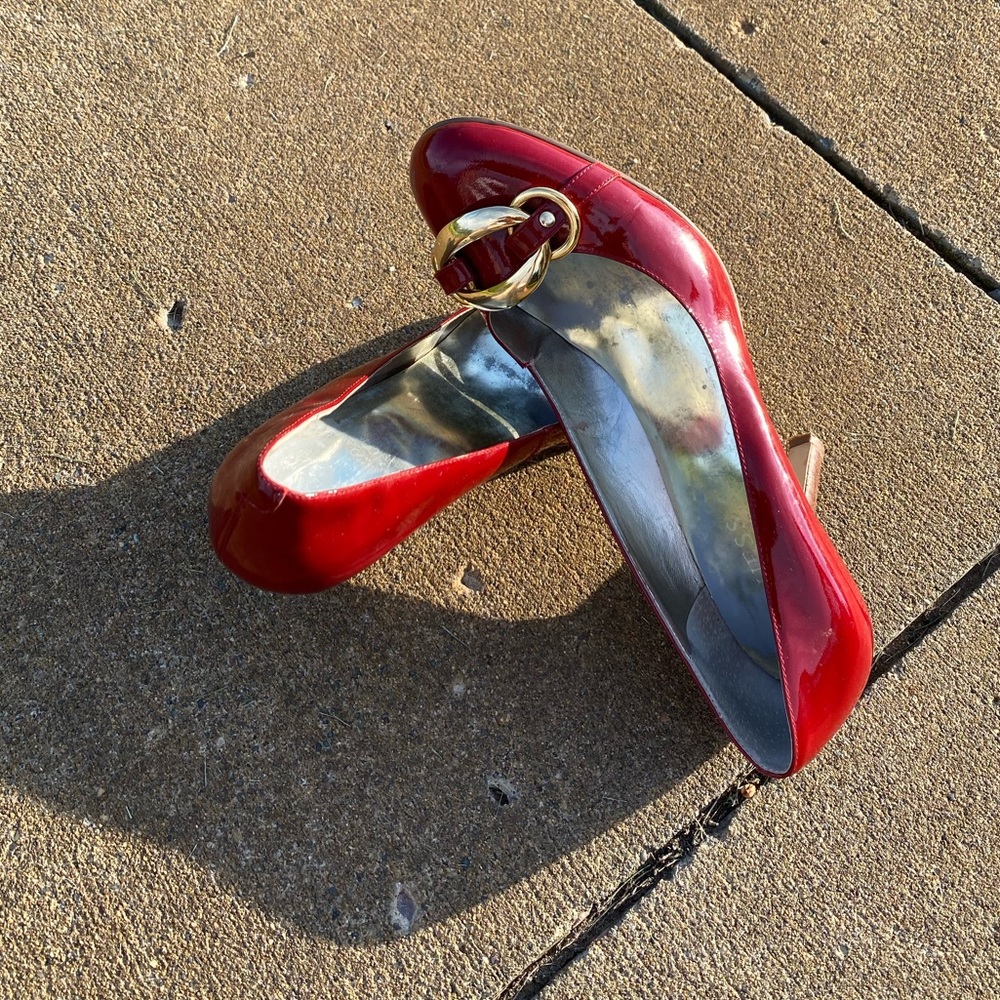 EUC! Womens Guess Red Genuine Patent Leather pump with detail SZ 8 1/2 - Picture 4 of 7